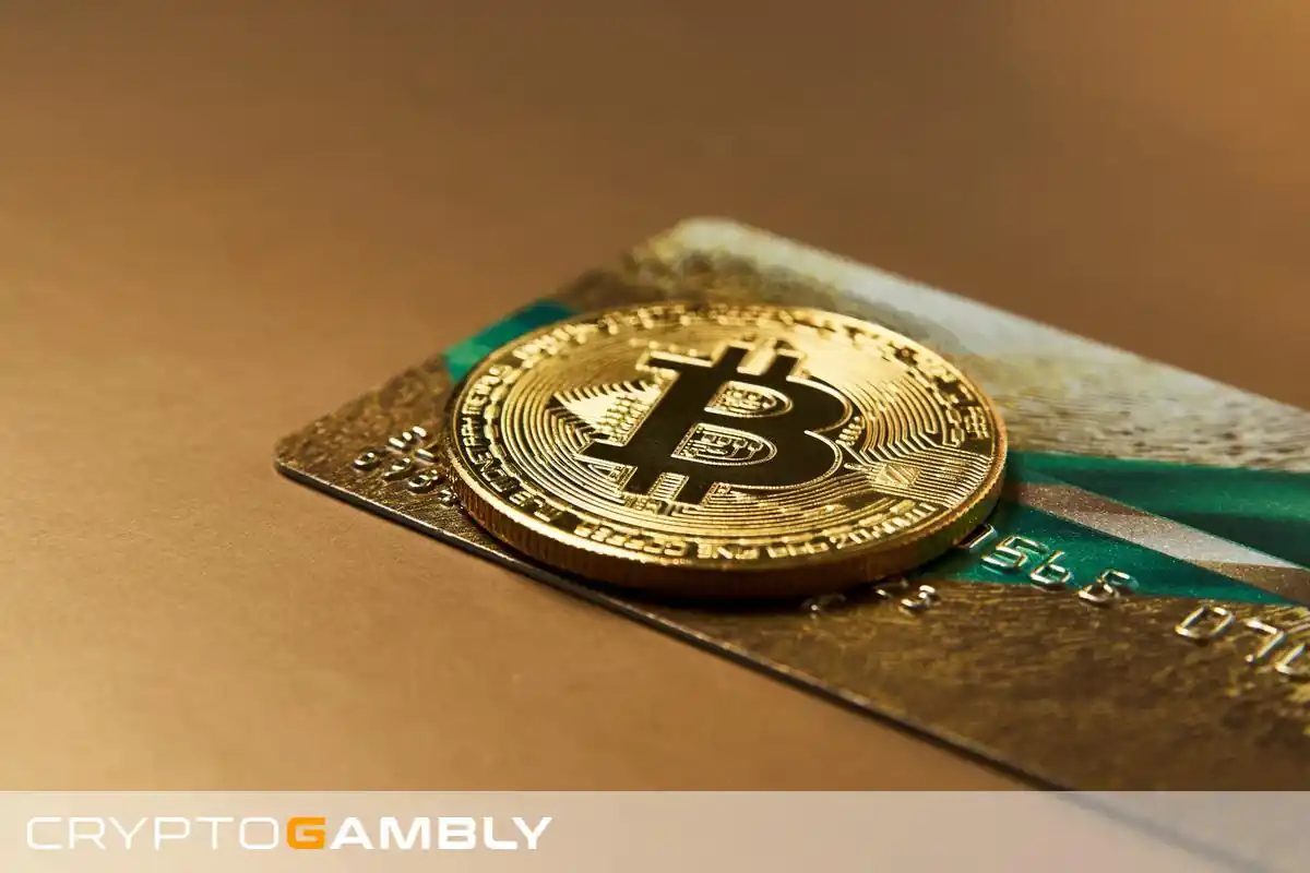 Bitcoin Münze liegt auf einer Karte