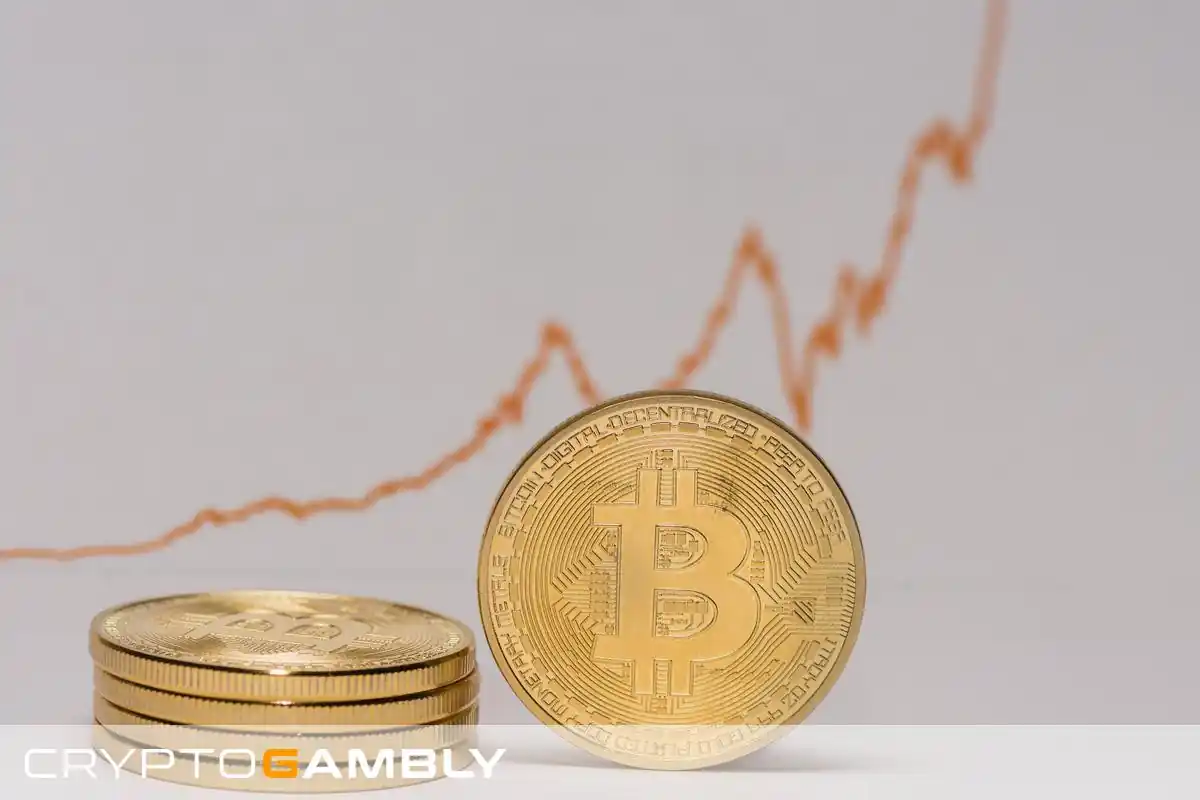 Bitcoin Münzen vor einem Kursverlauf